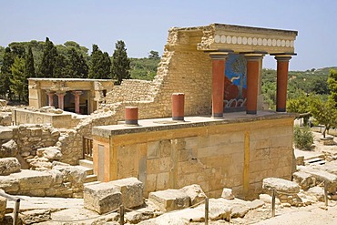 Arcade of columns at the northern entrance of the palace on the grounds of the Minoan excavation of Knossos, Heraklion, island of Crete, Greece, Europe