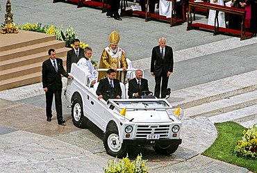 Popemobile, inauguration of Pope Benedict XVI, Ratzinger, Piazza San Pietro Square, Vatican, Rome, Latium, Italy, Europe