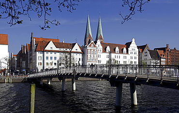 Hanseatic mansions and pedestrian bridge across the River Trave, Hanseatic City of Luebeck, Schleswig-Holstein, Germany, Europe