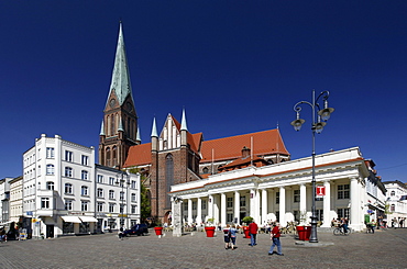 Neues Gebaeude building at the market place and Schweriner Dom cathedral, Schwerin, Mecklenburg-Western Pomerania, Germany, Europe