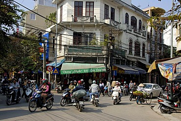 Chaotic traffic, many scooter drivers on the Lan Ong intersection, Hanoi, Vietnam, Southeast Asia, Asia