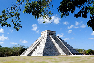 El Castillo, Kukulkan pyramid at Chichen Itza, Yucatan, Mexico, Central America