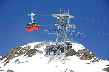 Skiiing, winter sport in the ski area Corviglia, aerial cableway to the Piz Nair, St. Moritz, Oberengadin, Graubuenden, Switzerland