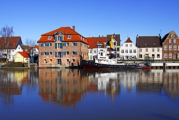 Historic salt storehouse, other historc houses and tugboat, Flensburg, port in the historic town centre of Glueckstadt, Schleswig-Holstein, Germany, Europe