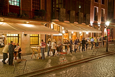 Zum Uerige, Uerige at night, brewery, beer bar, people, nightlife, historic centre, Duesseldorf, North Rhine-Westphalia, Germany