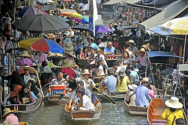 Floating Market in Damnoen Saduak, southwest of Bangkok, Thailand, Asia