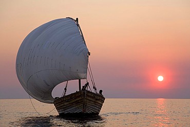 Dhow, african sailing boat before sunset, Pumulani Lodge, Lake Malawi, Malawi, South East Africa