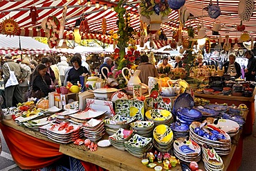 Colourful crockery from Italy, stall on the Auer Dult market, Munich, Bavaria, Germany, Europe