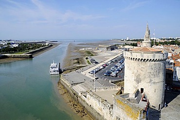 View towards the sea at low tide, Tour de la Chaine, Tour de la Lanterne, towers, harbour, La Rochelle, Poitou Charentes, France, Europe