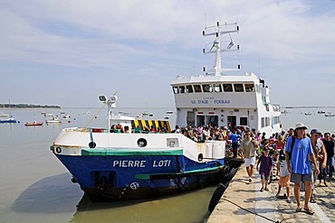 Boat landing stage, ferry, tourists, Ile d'Aix Island, Poitou Charentes, France, Europe