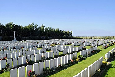 Numerous white gravestones, rows, soldier's graves, war graves, the fallen, Terlincthun British war cemetery, world war, Wimille, Boulogne sur Mer, Nord Pas de Calais, France, Europe