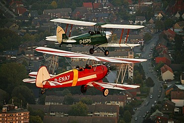 Aerial picture, Tiger Moth, D-ESPS, built in 1940, green, Focke-Wulf Stieglitz, D-ENAY, built in 1940, red and white, planes, Hamm, Ruhr area, North Rhine-Westphalia, Germany, Europe