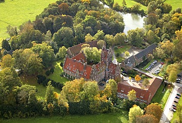 Aerial view, Schloss Heessen Palace, boarding school, autumn leaves, Lippe River, Hamm, Ruhr Area, North Rhine-Westphalia, Germany, Europe