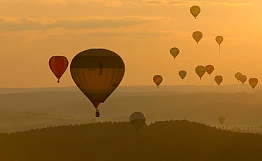 Aerial photograph, hot-air balloons, International Mongolfiade, start at the Warsteiner Brewery, sunset, Hirschberg, Warstein, Sauerland, North Rhine-Westphalia, Germany, Europe