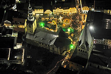 Aerial photo, night shot, Christmas market, town hall, St. Patrokli Dom Cathedral, Morgner-Haus building, site of the Alte Pfalz, imperial palace, St.-Petri-Kirche church, Soest, South Westphalia, North Rhine-Westphalia, Germany, Europe