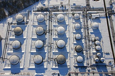 Aerial photo, VEBA Oel AG plant Horst, tank farm, gas tanks, snow, Gelsenkirchen-Buer, Gelsenkirchen, Ruhr Area, North Rhine-Westphalia, Germany, Europe