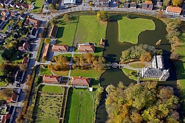 Aerial photo, moated castle, Burg Hovestadt, Hovestadt Castle, Earl of Plettenberg, baroque gardens, Hovestadt, Lippe, Lippstadt, Soest District, Soester Boerde, South Westphalia, North Rhine-Westphalia, Germany, Europe