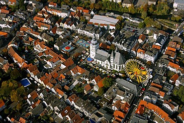 Aerial photo, fair, ferris wheel, market place with Marienkirche Church, Lippe, Lippstadt, Soest District, Soester Boerde, South Westphalia, North Rhine-Westphalia, Germany, Europe