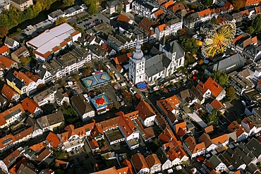 Aerial photo, fair, ferris wheel, market place with Marienkirche Church, Lippe, Lippstadt, Soest District, Soester Boerde, South Westphalia, North Rhine-Westphalia, Germany, Europe