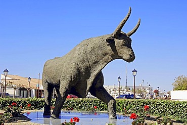 Statue of Camargue bull, Les Saintes-Maries-de-la-Mer, Camargue, Bouches-du-Rhone, Provence-Alpes-Cote d'Azur, Southern France, France, Europe