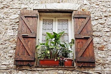 Window and shutters, La Colle sur Loup, Alpes-Maritimes, Provence-Alpes-Cote d'Azur, Southern France, France, Europe, France, Europe