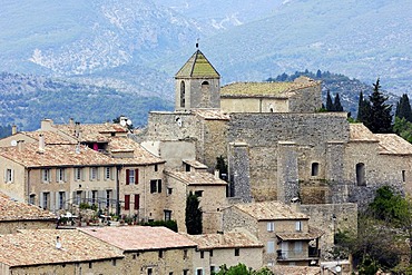 Church and houses, Aurel, Vaucluse, Provence-Alpes-Cote d'Azur, Southern France, Europe