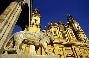 Bavarian lion in front of the Feldherrenhalle and the Theatinerkirche Church, Munich, Bavaria, Germany, Europe