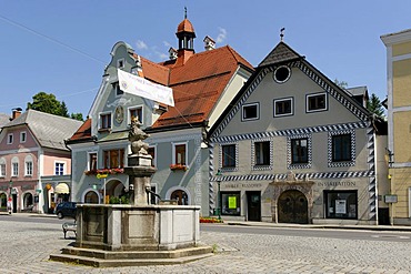 Lion fountain on the market square in front of the city hall, Weyer Markt, Upper Austria, Austria, Europe