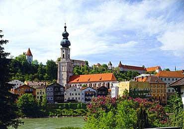 Historic town centre with the parish church of Saint Jakob and castle, Burghausen, Upper Bavaria, Bavaria, Germany, Europe