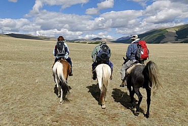 Horse riding, a group of tourists riding through the Chuja Steppe, Sailughem, Saylyugem Mountains, Altai Republic, Siberia, Russia, Asia