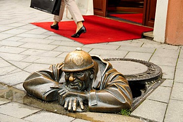 Bronze sewage worker by Viktor Hulik, Bratislava, formerly known as Pressburg, Slovakia, Europe