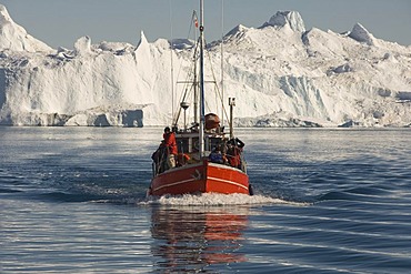 Fishing boat in front of icebergs in Disko Bay, UNESCO World Heritage Site, Ilulissat, Jakobshavn, Greenland, Denmark