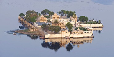 View of the Jag Mandir Palace, Pichola Lake, Udaipur, Rajasthan, India, South Asia