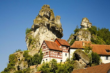 Old half-timbered houses at Jurafelsen rock, Tuechersfeld, Franconian Switzerland, Upper Franconia, Bavaria, Germany, Europe