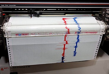 Recorder of a measuring instrument, red and blue lines on milimeter paper, system work-shop in the Max-Planck-Institute for radio astronomy, Bad Muenstereifel-Effelsberg, Eifel, North Rhine-Westphalia, Germany, Europe