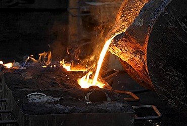 Molten iron in a crane ladle is flowing into a mold, historical iron manufacture Fuerst-Stolberg-Huette, Ilsenburg, Harz, Saxony-Anhalt, Germany, Europe