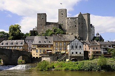 Castle ruins and the Runkel Museum, Lahnbruecke Bridge made of stone, Limburg-Weilburg district, Hesse, Germany