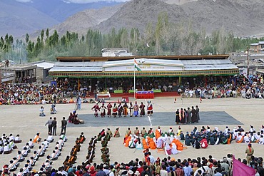 Polo field in Leh, traditional Ladahki dancers for Indian Independence Day, Leh, Ladakh, North India, Himalayas, Asia