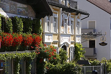 Guild symbol of Wilhelm Schweizer, pewter figures in Herrenstrasse in Diessen on Lake Ammersee, Pfaffenwinkel, Fuenfseenland, Upper Bavaria, Germany, Europe