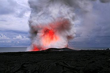 Smoke- and gas clouds and explosions where the Kilauea Volcano lava and the waters of the Pacific Ocean meet, Kalapana, Big Island, Hawai'i, Hawaii, USA