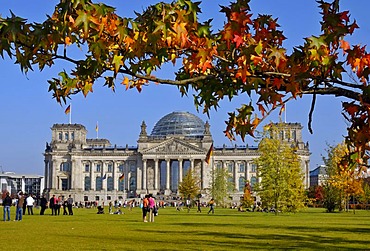 Tourists in front of the Reichstag building in autumn, seat of the German Bundestag, government district, Bezirk Mitte, Berlin, Germany, Europe