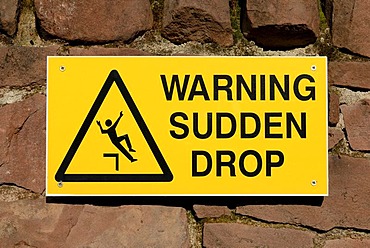 Warning sign for sudden drop, Great Britain, Europe