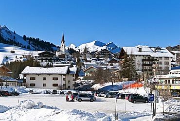 Idyllic village in snow-covered winter landscape, Bergwang, Tyrol, Austria, Europe