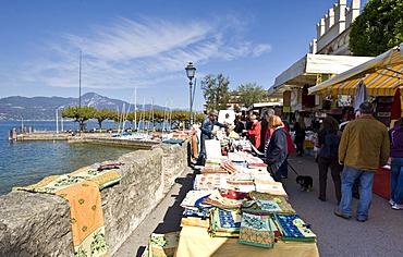 Weekly market in Torri del Benaco on Lake Garda, Lago di Garda, Lombardy, Italy, Europe