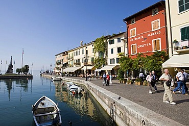 Houses along the Via Fontana and boats in the harbour, Lazise, Lake Garda, Lago di Garda, Lombardy, Italy, Europe