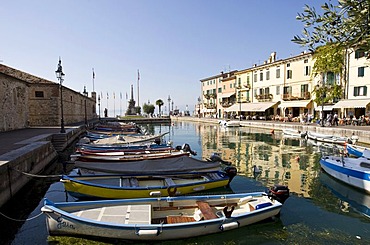 Boats in the harbour along the Via Fontana, Lazise, Lake Garda, Lago di Garda, Lombardy, Italy, Europe