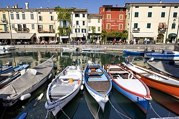 Boats in the harbour along the Via Fontana, Lazise, Lake Garda, Lago di Garda, Lombardy, Italy, Europe