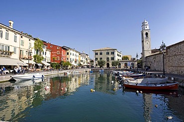 Boats in the harbour along the Via Fontana, Lazise, Lake Garda, Lago di Garda, Lombardy, Italy, Europe