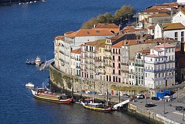 View of the historic centre of Porto with the Rio Duoro River from the Vila Nova de Gaia quarter, Porto, UNESCO World Cultural Heritage Site, Portugal, Europe