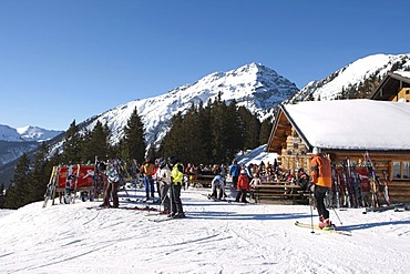 Apres Ski at the Heitwanger Hochalm mountain pasture, Bichelbach, Tyrol, Austria, Europe